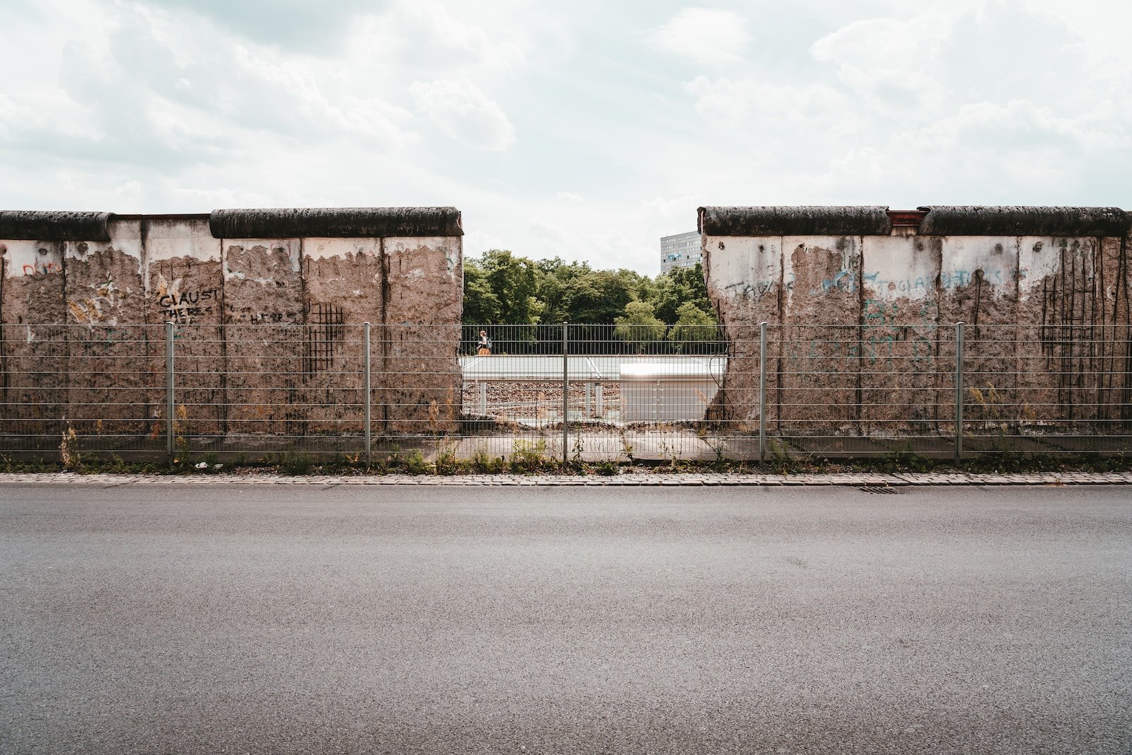 The Astrological Significance of the Fall of the Berlin Wall: A Cosmic Perspective